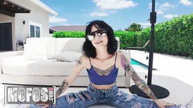 Outdoors sex with hot brunette slut