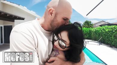 Outdoors sex with hot brunette slut