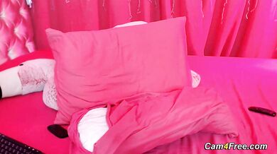 Curvy hottie stretches her soaking wet walls with a thick vibrating toy