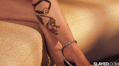 Sarah Illustrates uses her magic touch to make Valerica Steele gush all over the bed