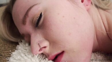 A drowsy beauty finds herself surrendering to her lesbian friend's persistent and hungry groping