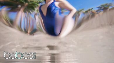 Danni Rivers seduces delivery guy and gets her wet pussy fucked raw poolside